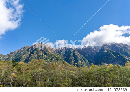 上高地的秋天:落葉松林和穗高山脈的秋葉 上高地的秋天:落葉松林和穗高山脈的秋葉 134378889