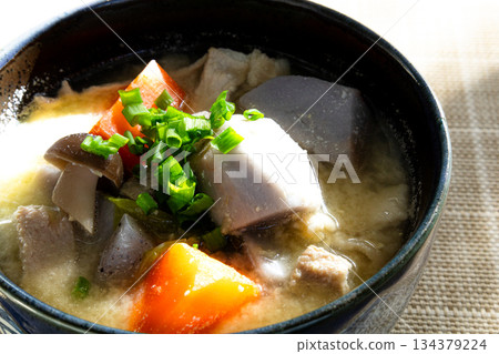 美味的豬肉湯，裡面有很多蔬菜。 134379224