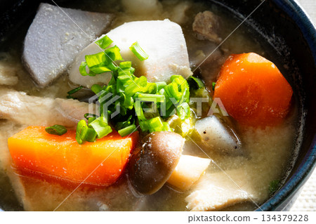 美味的豬肉湯，裡面有很多蔬菜。 134379228