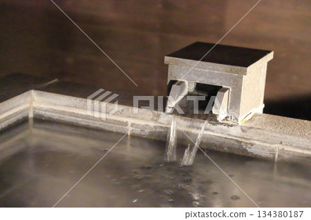 箱根湯本溫泉，自由流動的溫泉水，位於神奈川縣箱根湯本。 134380187