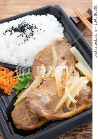美味的豬肉薑烤午餐 美味的豬肉薑烤午餐 134380606