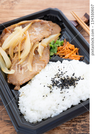 美味的豬肉薑烤午餐 美味的豬肉薑烤午餐 134380607