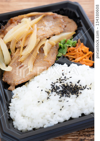 美味的豬肉薑烤午餐 134380608