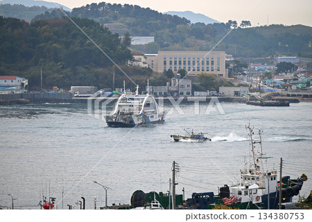 [Korea/Yeosu City] Ferry connecting the mainland and outlying islands 134380753