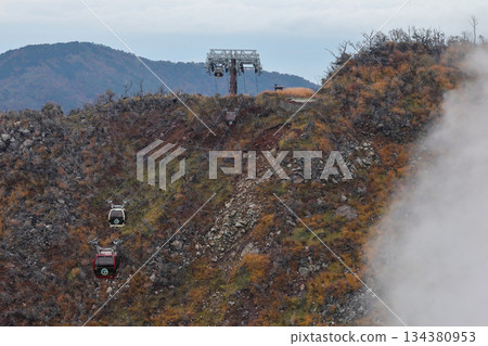 透過箱根町大湧谷的煙霧，可以看到箱根的索道。 134380953