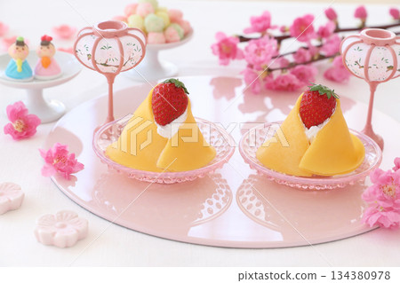 Hinamatsuri Dessert: Hina Doll Crepes Hinamatsuri Dessert: Hina Doll Crepes 134380978