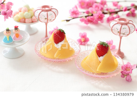 Hinamatsuri Dessert: Hina Doll Crepes Hinamatsuri Dessert: Hina Doll Crepes 134380979