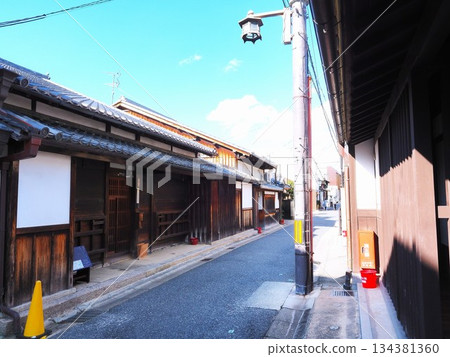 奈良縣，奈良町迷人的街道，十一月 134381360