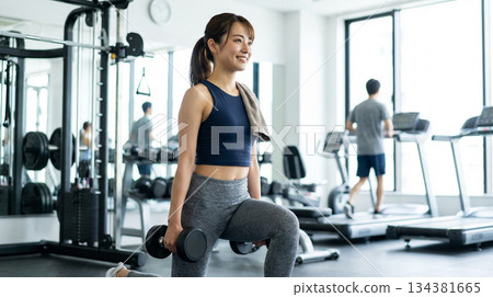 二十歲出頭的日本女子伸展身體 134381665