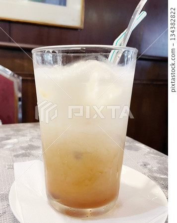 冰皇家奶茶:一杯清爽的冰鎮濃鬱紅茶牛奶飲品。 冰皇家奶茶:一杯清爽的冰鎮濃鬱紅茶牛奶飲品。 134382822