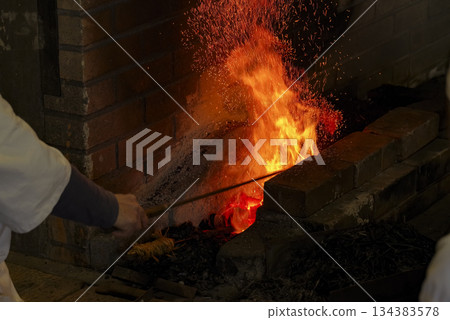 鐵匠的鍛爐裡火焰和火星熊熊燃燒 鐵匠的鍛爐裡火焰和火星熊熊燃燒 134383578