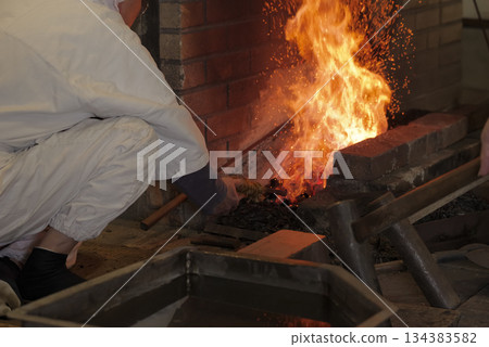 鐵匠的鍛爐裡火焰和火星熊熊燃燒 134383582