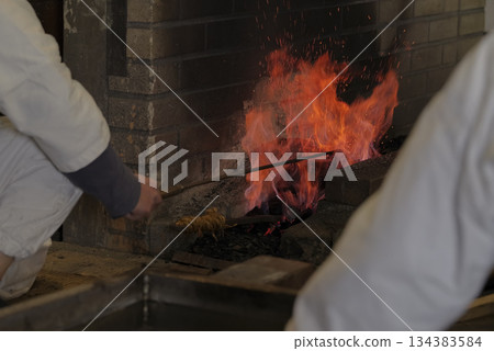 鐵匠的鍛爐裡火焰和火星熊熊燃燒 134383584
