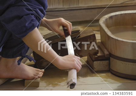 磨刀匠的手正在打磨一把日本刀 134383591