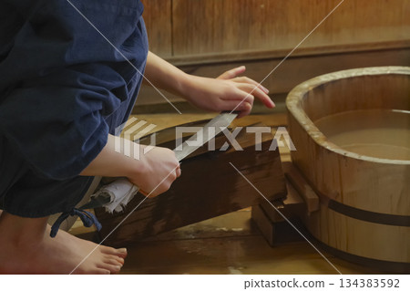 磨刀匠的手正在打磨一把日本刀 134383592