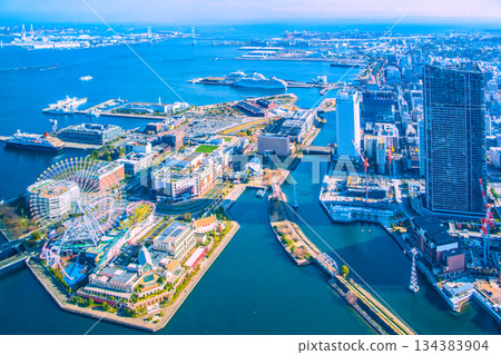 日本橫濱市景。三艘日本豪華郵輪停靠在橫濱港。圖中可見日本丸號、飛鳥二號及三井海洋富士號。 日本橫濱市景。三艘日本豪華郵輪停靠在橫濱港。圖中可見日本丸號、飛鳥二號及三井海洋富士號。 134383904