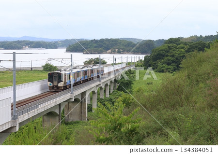 仙石東北線HB-E210系列柴油動車組在仙石線改線至地勢較高路段上直接運行 仙石東北線HB-E210系列柴油動車組在仙石線改線至地勢較高路段上直接運行 134384051