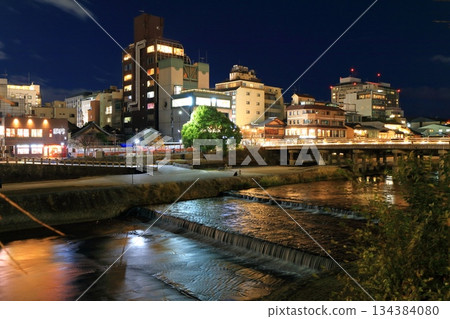 [Kyoto Prefecture] Night view of Sanjo Ohashi Bridge and the Kamo River riverbed (Sanjo Kawaramachi) 134384080