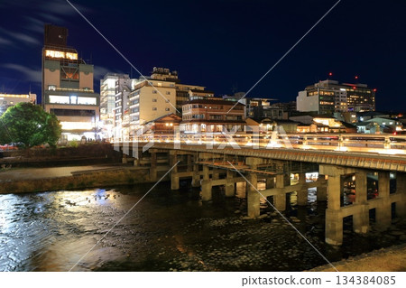 【京都府】三條大橋及鴨川河床夜景（三條河原町） 134384085