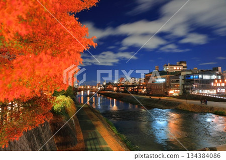 【京都府】京都先鬥町及鴨川河床夜景（四條河原町） 134384086