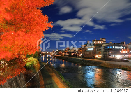 【京都府】京都先鬥町及鴨川河床夜景（四條河原町） 134384087
