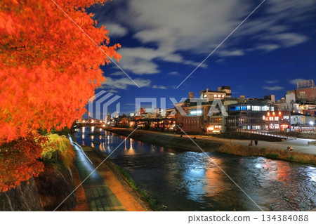 [Kyoto Prefecture] Night view of Kyoto Pontocho and the Kamo River riverbed (Shijo Kawaramachi) 134384088