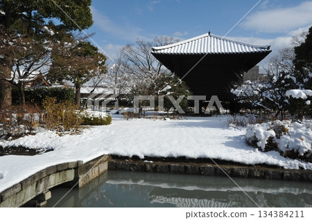 白雪覆蓋的東寺寶庫 134384211