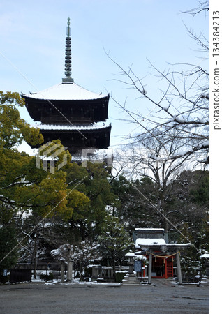 東寺五重塔被白雪覆蓋 134384213