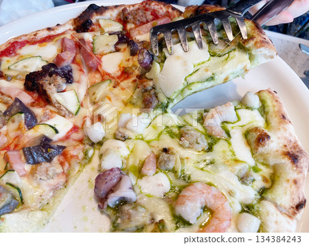 半半披薩 熱那亞起司和培根番茄 134384243