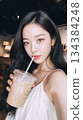 一位年輕漂亮的女子在咖啡館喝飲料的自拍照。垂直螢幕風格，Instagram風格。 134384248