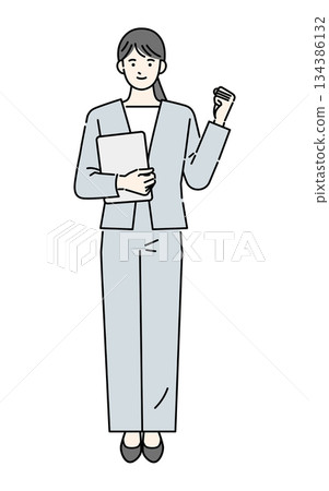 一位面帶微笑的職業女性身穿西裝擺姿勢 一位面帶微笑的職業女性身穿西裝擺姿勢 134386132
