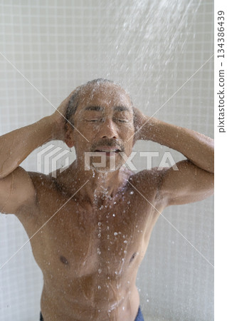 一位六十多歲的男子正在淋浴 一位六十多歲的男子正在淋浴 134386439