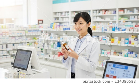 藥劑師在藥局發放藥品 134386588