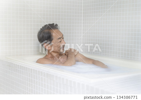 一位六十多歲的男子正在浴缸裡泡澡 134386771