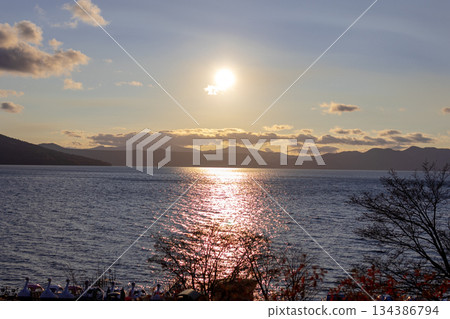支笏湖在深秋夕陽的映照下染成了一片色彩。 支笏湖在深秋夕陽的映照下染成了一片色彩。 134386794