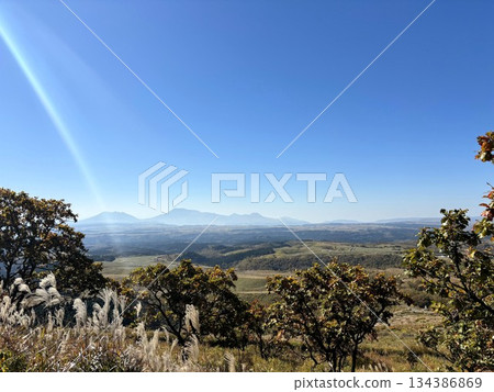 Autumn scenery of Aso Daikanbo: Golden silver grass and the majestic caldera mountain range Autumn scenery of Aso Daikanbo: Golden silver grass and the majestic caldera mountain range 134386869
