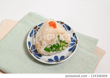 小沙丁魚飯糰配飛魚籽 小沙丁魚飯糰配飛魚籽 134386909