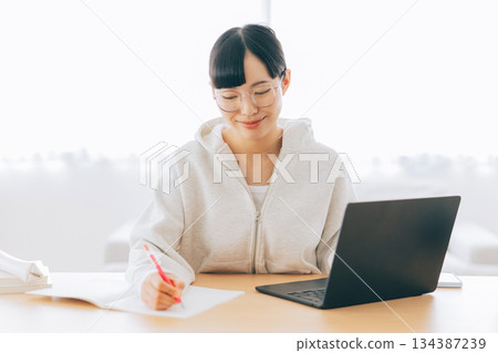 Women studying online 134387239