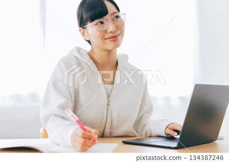 在線學習的女性 134387246