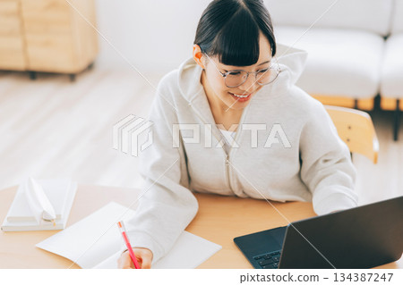 在線學習的女性 134387247