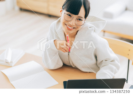 在線學習的女性 134387250