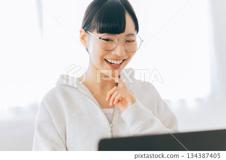 在家使用個人計算機的婦女 134387405