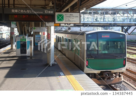 一列烏山線直達列車（EV-E301系列蓄能型列車）停靠宇都宮站。 134387445