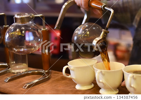咖啡店的咖啡很美味 134387456