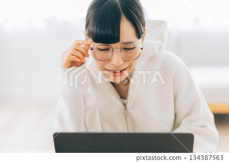 悲傷的年輕女子看著電腦 134387563