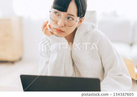 在家使用個人計算機的婦女 134387605