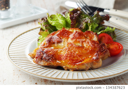 Crispy butter-sauteed chicken 134387623