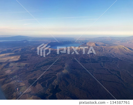 從飛機舷窗看到的摩修湖火山口 134387761