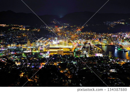 長崎的壯麗景色,是日本代表城市,也是世界三大夜景之一。 長崎的壯麗景色,是日本代表城市,也是世界三大夜景之一。 134387880