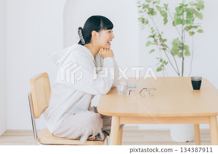 女人們在客廳桌子旁聊天 134387911